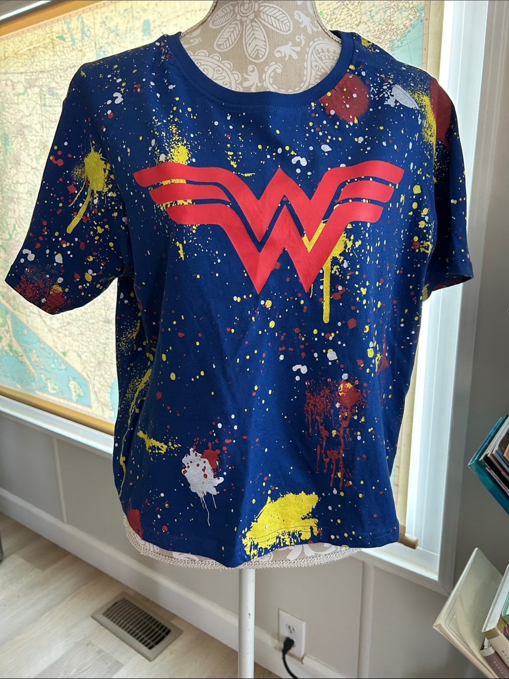 SIX FLAGS Blue Wonder Woman Logo Splash Paint Tee 100% cotton